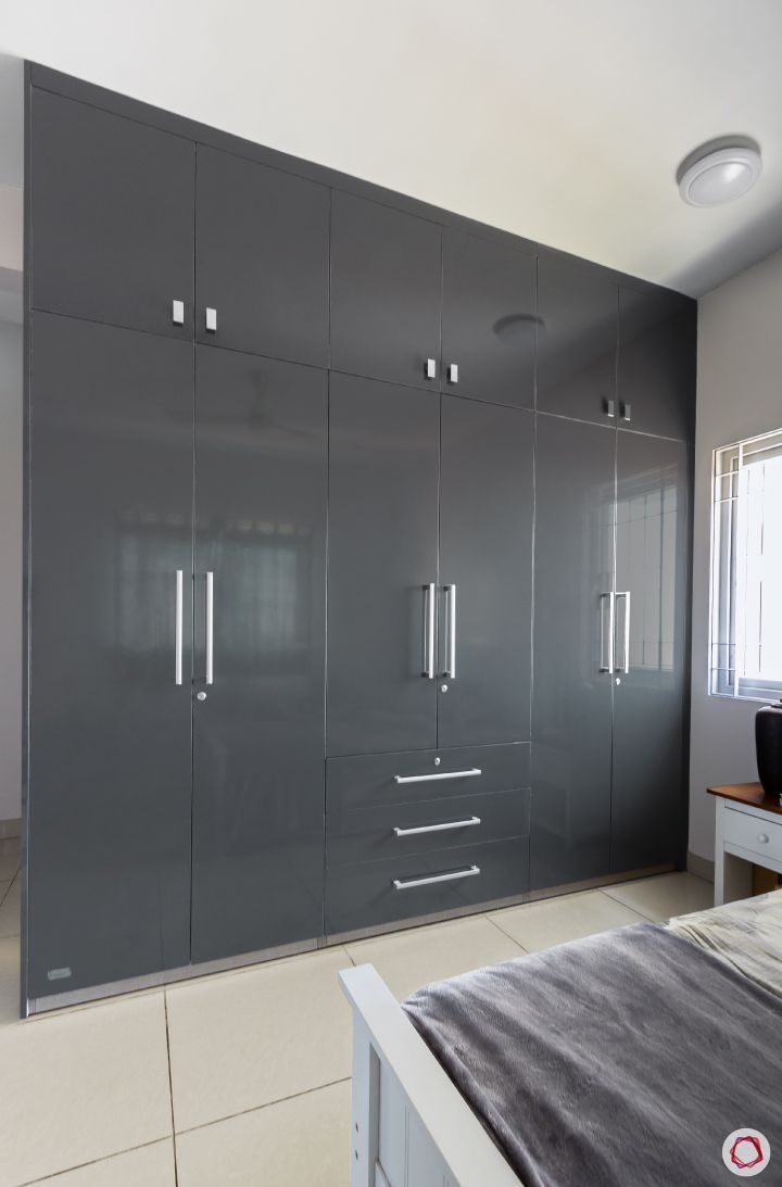 Full–Height High-Gloss Fitted Wardrobe